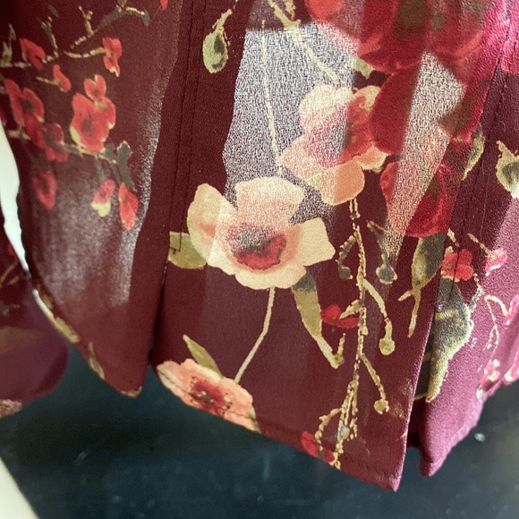 Beautiful Floral Venezia Bottom Pleated Blouse - Picture 4 of 10